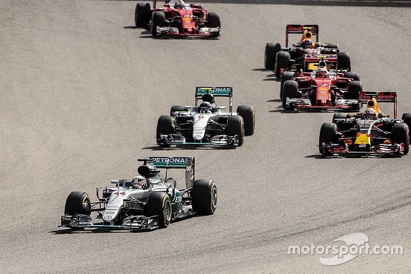 Lewis Hamilton, Mercedes AMG F1 W07 Hybrid en tête au départ de la course