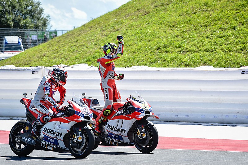 Ganador, Andrea Iannone, Ducati Team y segundo, Andrea Dovizioso, Ducati Team