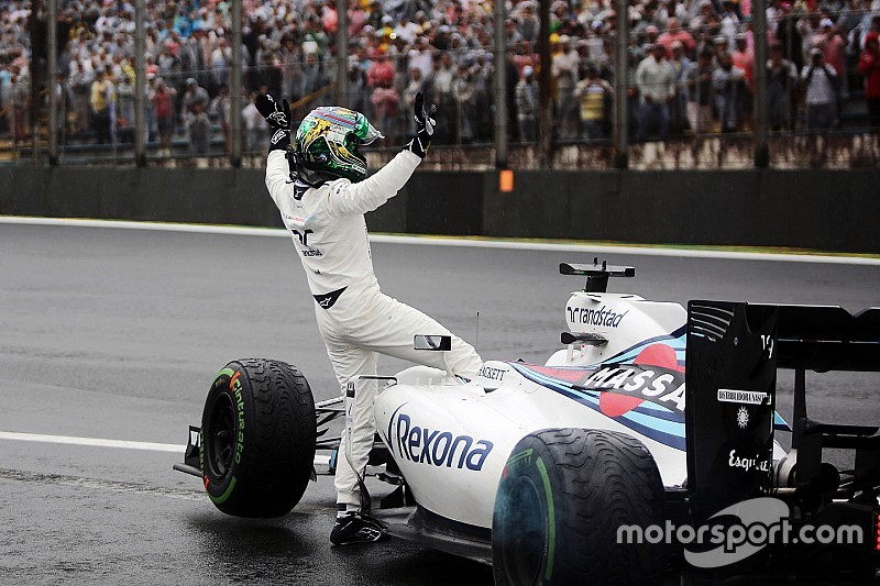 Felipe Massa, Williams FW38, winkt nach seinem Ausfall den Fans zu