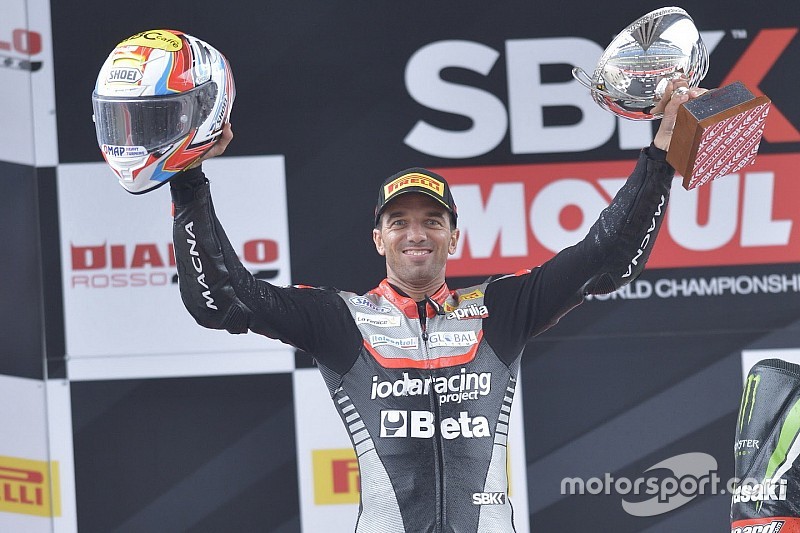 Alex De Angelis firma con el Kawasaki Pedercini del WorldSBK