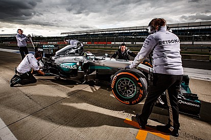 Mercedes oferece testes a Rossi e Ogier em carro de F1