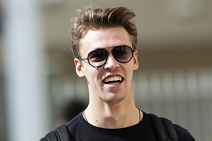 Képeken Kvyat gyönyörű barátnője