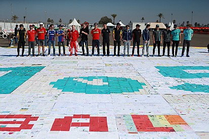 I bambini e 50.581 cartoline per il clima gratificano la F.E