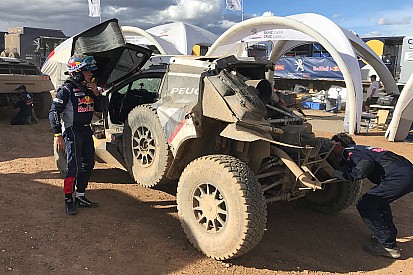 Sainz crasht uit Dakar Rally: “Ik probeerde tijd goed te maken”