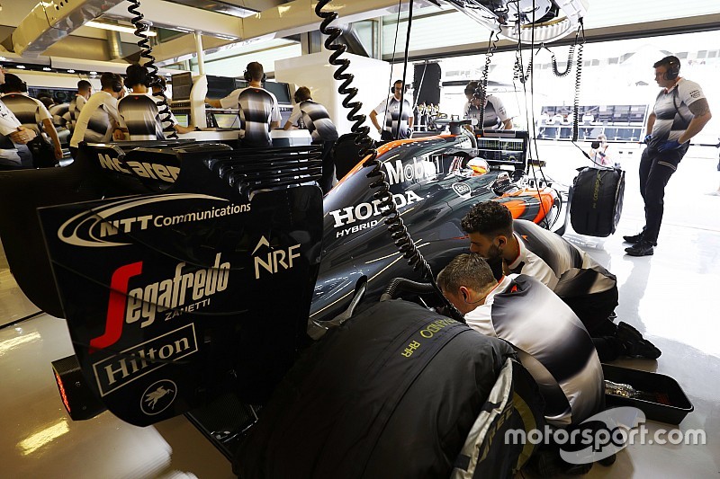 El equipo trabaja en el coche de Fernando Alonso, McLaren