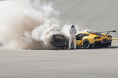 Énorme incendie sur la Corvette de Fässler à Daytona