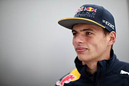 Un vuelo en clase turista demostró a Red Bull la humildad de Verstappen