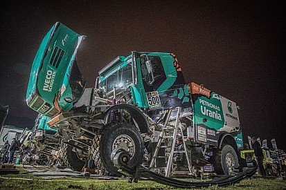 Dakar, De Rooy paga una foratura, ma resta in gioco