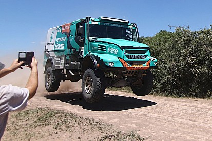 Mi a közös a tavalyi Dakar-győztes csapatban és a magyar Qualisportban?