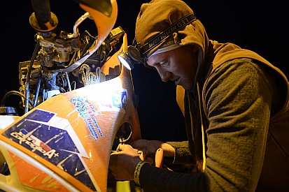 Dakar: una notte da brividi per gli uomini dei team assistenza