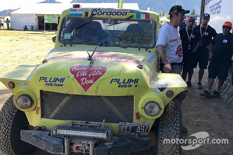 Un coche de los 60s que acaricia la meta del Dakar