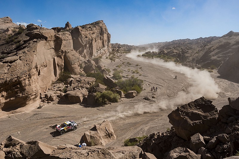 Reli Dakar Stage 11: Duel ketat Loeb dan Peterhansel