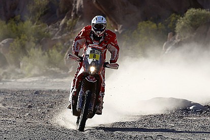 Dakar, Moto: van Beveren penalizzato un minuto, Farres torna terzo