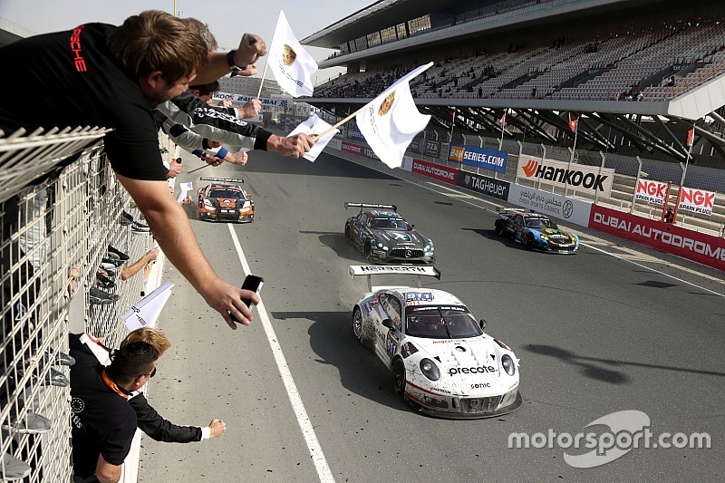 Sieger #911 Herberth Motorsport Porsche 991 GT3 R: Daniel Allemann, Ralf Bohn, Robert Renauer, Alfred Renauer, Brendon Hartley bei der Zieldurchfahrt