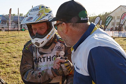 Arjan Bos rijdt met gebroken sleutelbeen naar finish van Dakar
