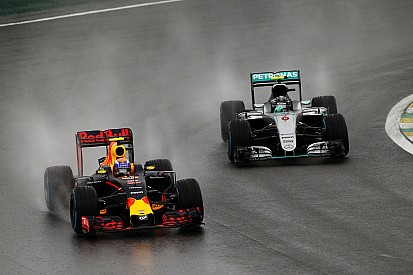 Verstappen le roba el mejor adelantamiento de 2016...a Verstappen
