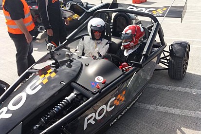 Castroneves mostra habilidade em carro da Race of Champions