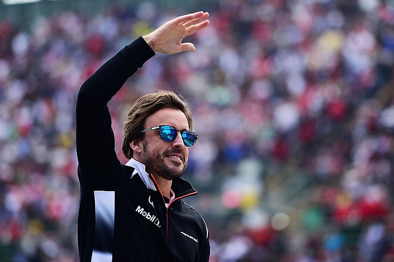 Fernando Alonso, McLaren en el desfile de pilotos