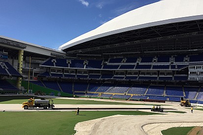 VÍDEO: Estádio de beisebol se transforma em pista de corrida