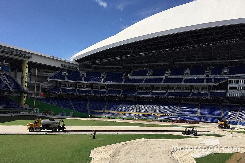 VÍDEO: Estádio de beisebol se transforma em pista de corrida