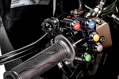 À la découverte des boutons sur le guidon de la Ducati GP17