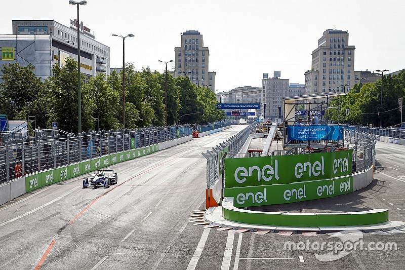 Alan McNish Conduce el coche de Fórmula E