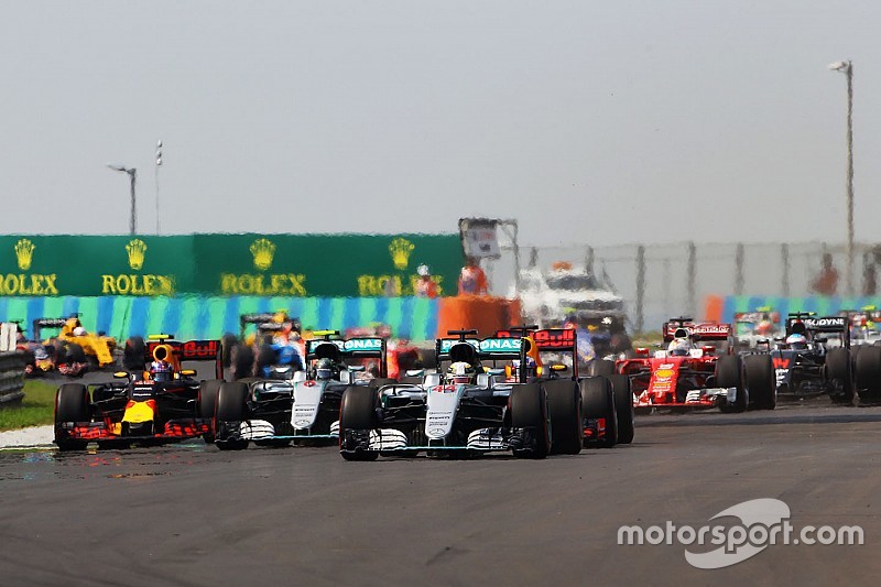 Start: Lewis Hamilton, Mercedes AMG F1 W07 Hybrid, führt