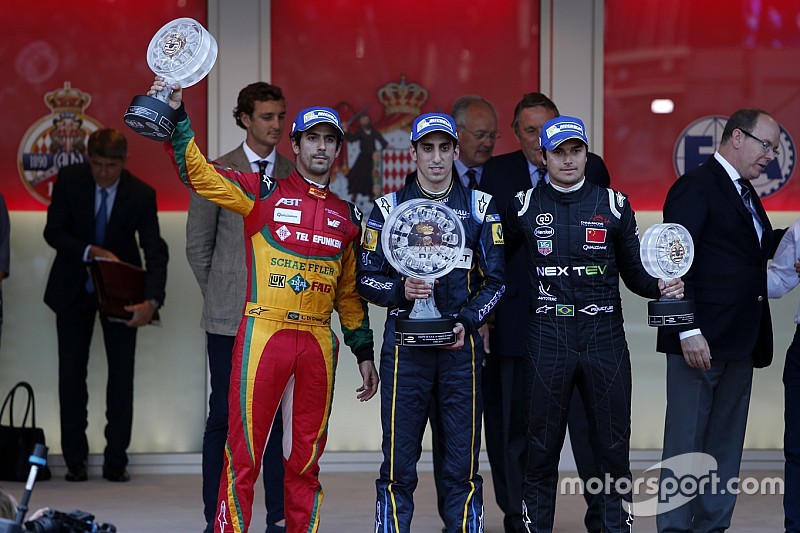 Podio: Lucas di Grassi, Sébastien Buemi e Nelson Piquet Jr.