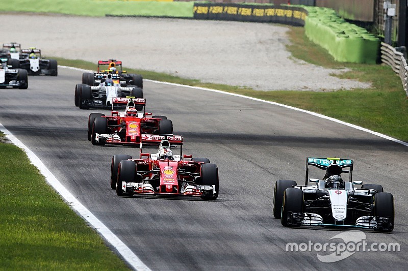 Nico Rosberg, Mercedes AMG F1 W07 Hybrid, en tête au départ de la course