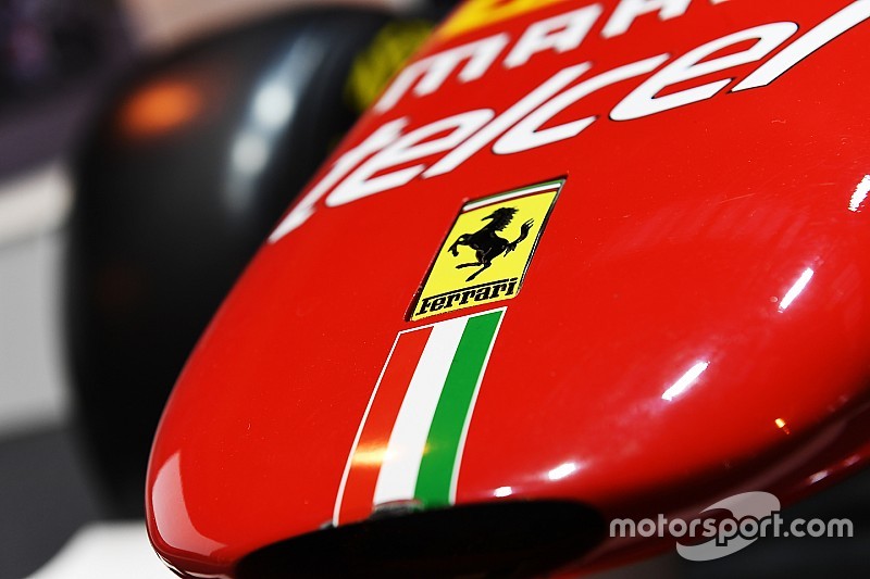 Logo de Ferrari en un F1 Racing de exhibición
