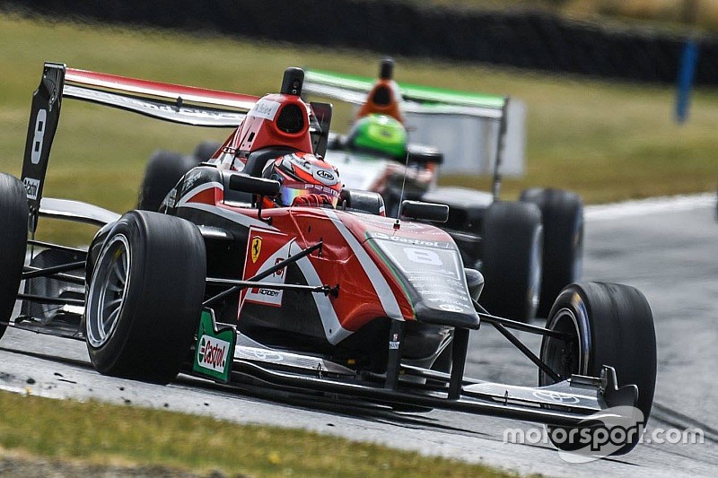 TRS Hampton Downs: Armstrong wint, Verschoor naast podium