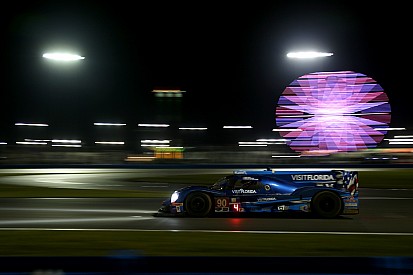 24h Daytona nach 14 Stunden: LMP2 von VisitFlorida führt im Regen