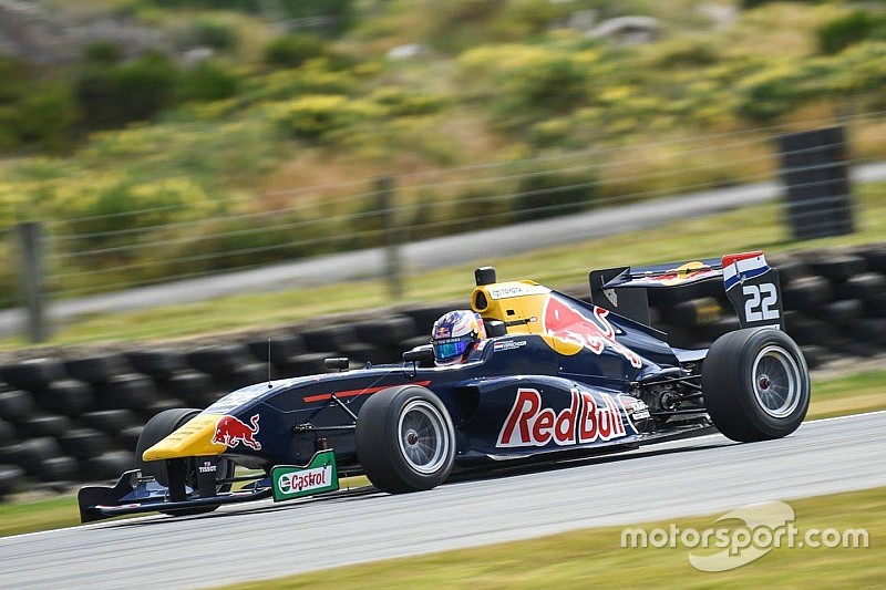 TRS Hampton Downs: Verschoor behoudt leiding ondanks aanrijding