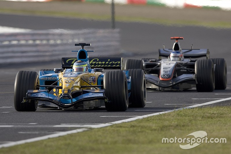 Giancarlo Fisichella, Renault R25, devant Kimi Raikkonen, McLaren Mercedes MP4-20