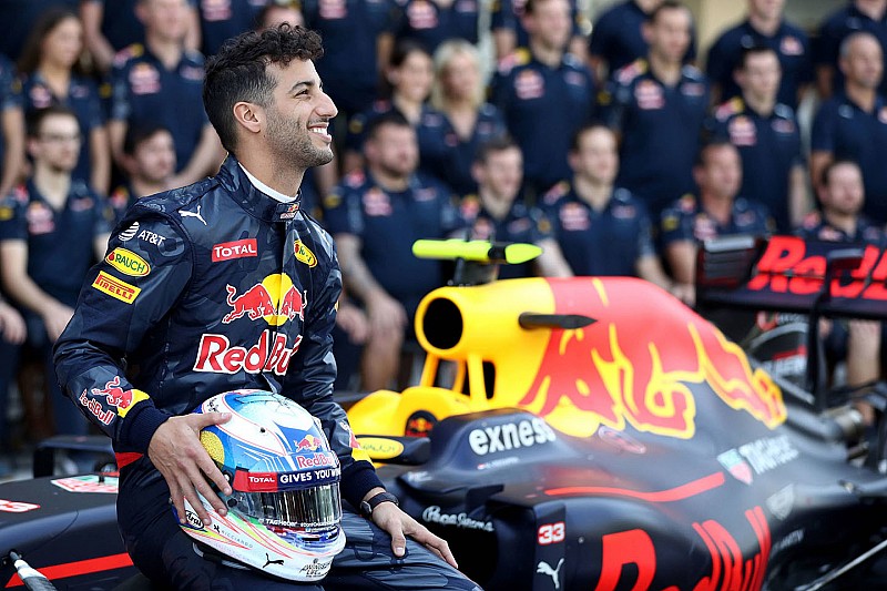 Daniel Ricciardo, Red Bull Racing en una fotografía de equipo