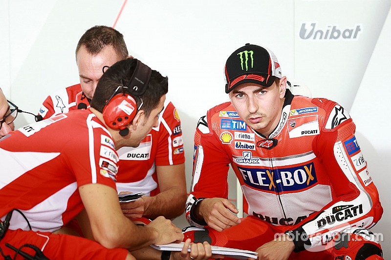 Lorenzo elige a Pirro como analista de pista