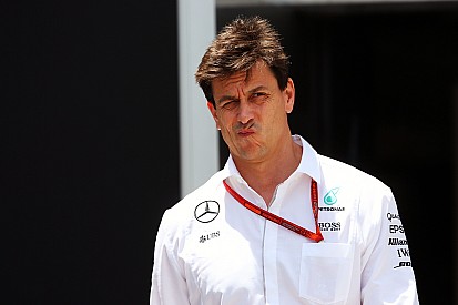 Wolff: “No hay que descartar fácilmente la compra de acciones”