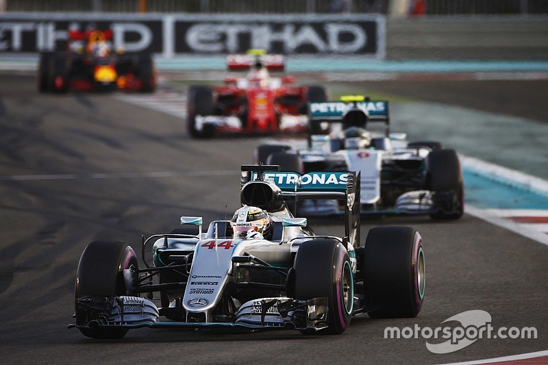 Lewis Hamilton, Mercedes AMG F1 W07 Hybrid devant Nico Rosberg, Mercedes AMG F1 W07 Hybrid