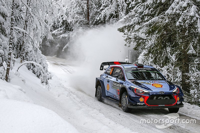 WRC in Schweden: Tänak fliegt, aber Neuville bleibt vorn