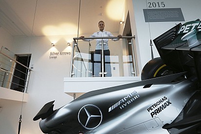 Bottas rebate pai de Hamilton e diz: "meta é título"