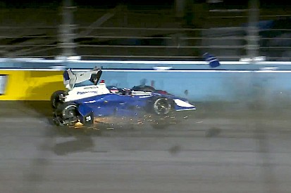 Hunter-Reay lidera accidentada práctica en Phoenix