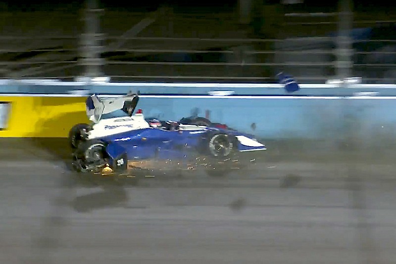 Hunter-Reay lidera accidentada práctica en Phoenix