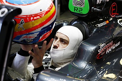Fernando Alonso da pistas sobre su casco para 2017