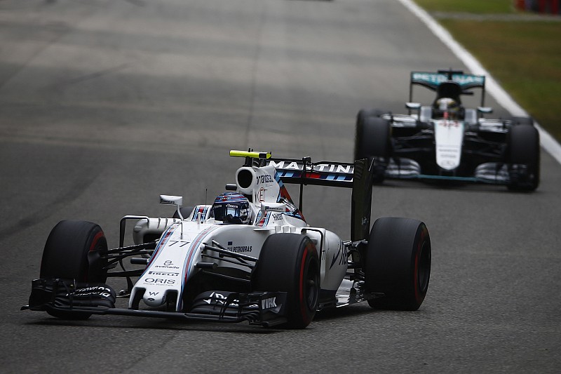 Valtteri Bottas, Williams FW38 Mercedes, devant Lewis Hamilton, Mercedes F1 W07 Hybrid