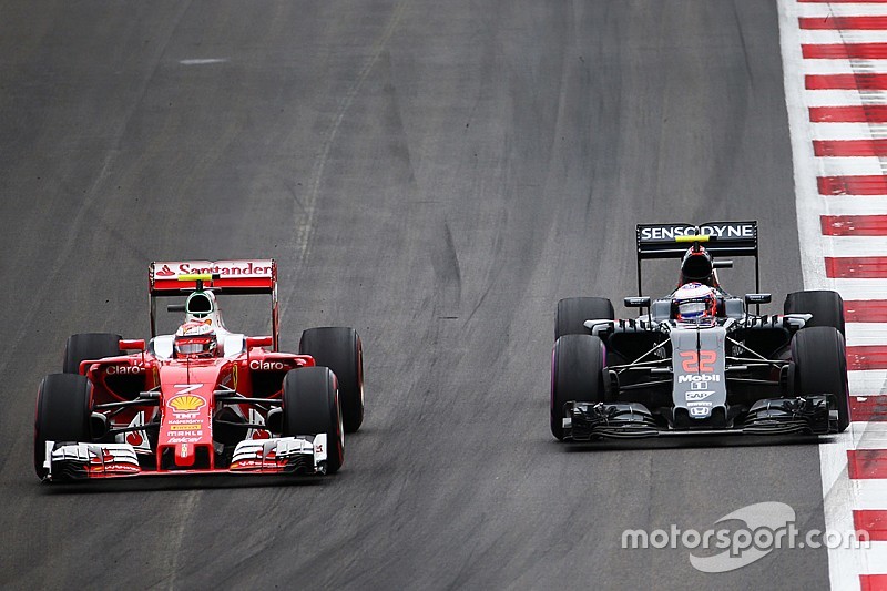 Kimi Räikkönen, Ferrari SF16-H et Jenson Button, McLaren MP4-31