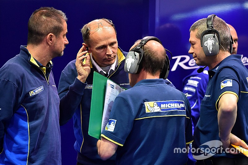 Nicolas Goubert, directeur technique Michelin Motorsport, et des ingénieurs Michelin