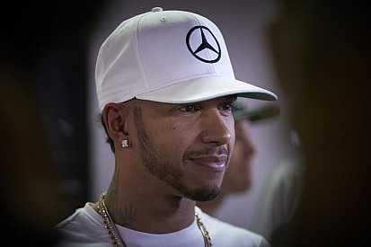 Hamilton nega críticas à Mercedes em fala sobre telemetria