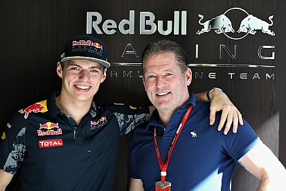 El padre de Verstappen cree que aún es pronto para pelear por el título