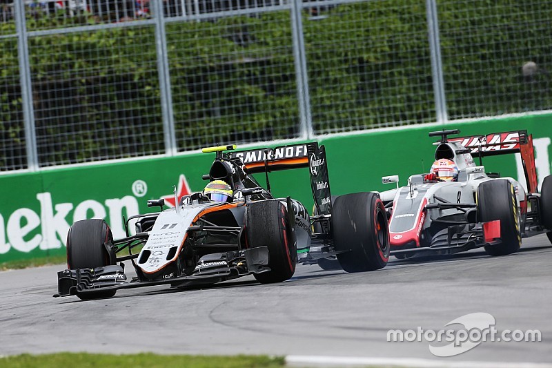 Sergio Perez, Sahara Force India F1 VJM09 en Romain Grosjean, Haas F1 Team VF-16 duel