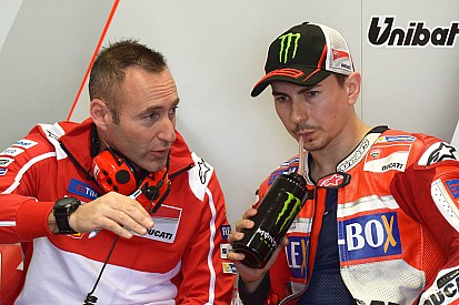 Lorenzo: "Rossi oggi non ha lo stesso potere che avevo io in Yamaha"